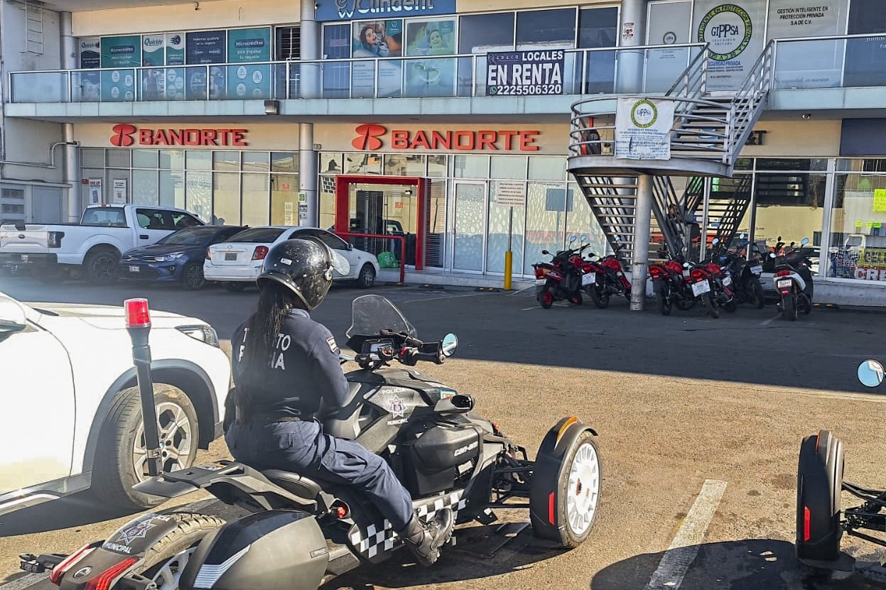 Policía Municipal de Huamantla brinda protección a cuentahabiente tras realizar trámite bancario